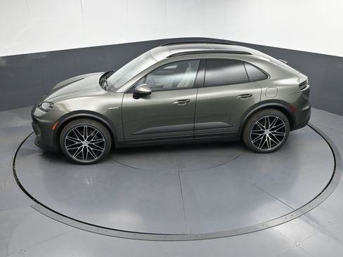 Certified 2024 Porsche Macan 4 Electric image 33
