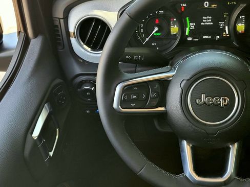 Used 2025 Jeep Wrangler Unlimited Sahara w/ Safety Group AWD/4WD image 12