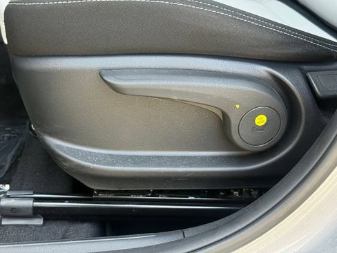 Used 2024 Hyundai Venue SEL FWD image 11