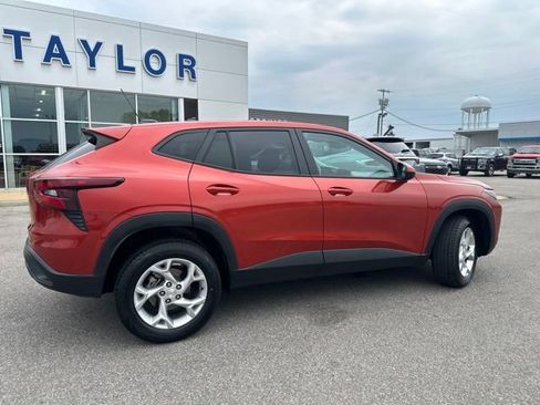 Used 2024 Chevrolet Trax LS w/ LS Convenience Package FWD image 17