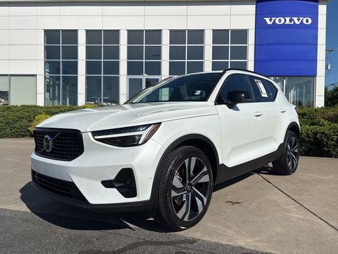 Certified 2024 Volvo XC40 B5 Plus w/ Climate Package AWD/4WD image 40