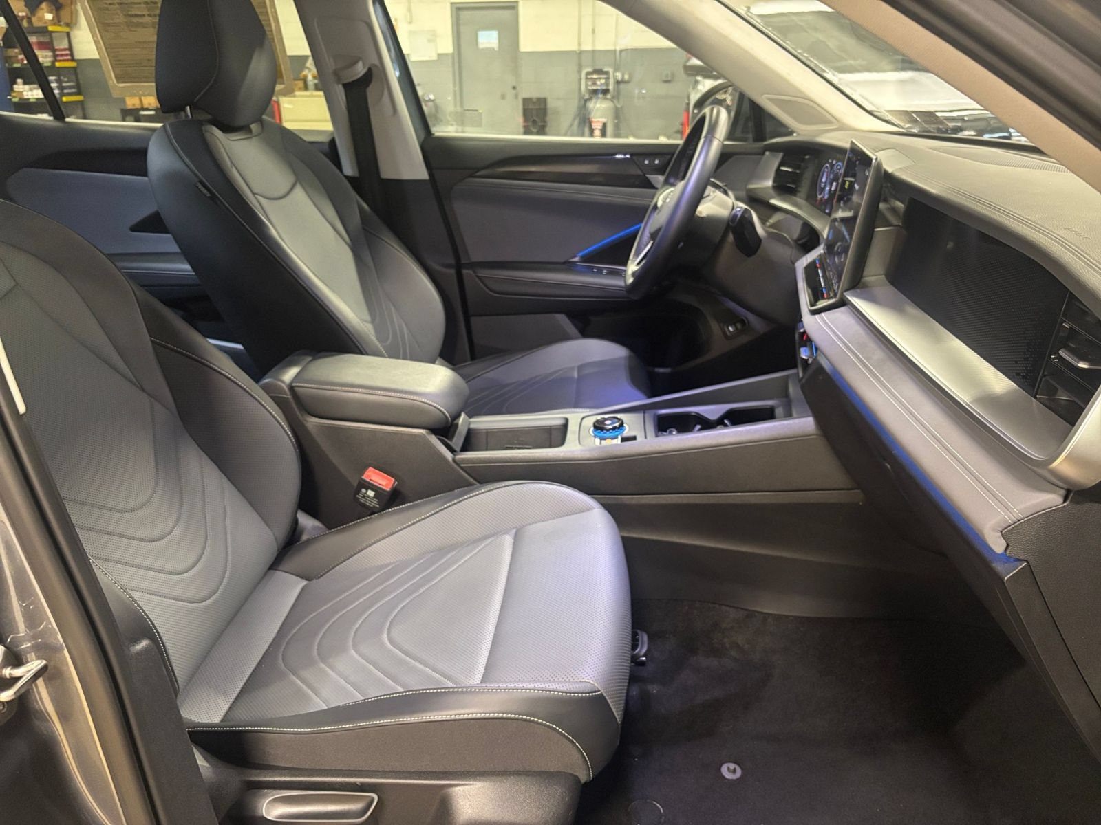 Used 2026 Volkswagen Tiguan SE AWD/4WD image 28