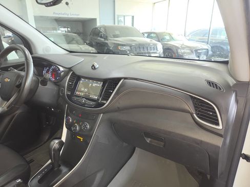 Used 2019 Chevrolet Trax LT w/ LT Convenience Package FWD image 29