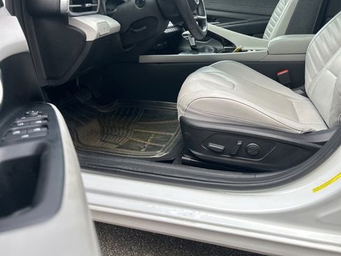 Used 2021 Hyundai Elantra Limited image 9