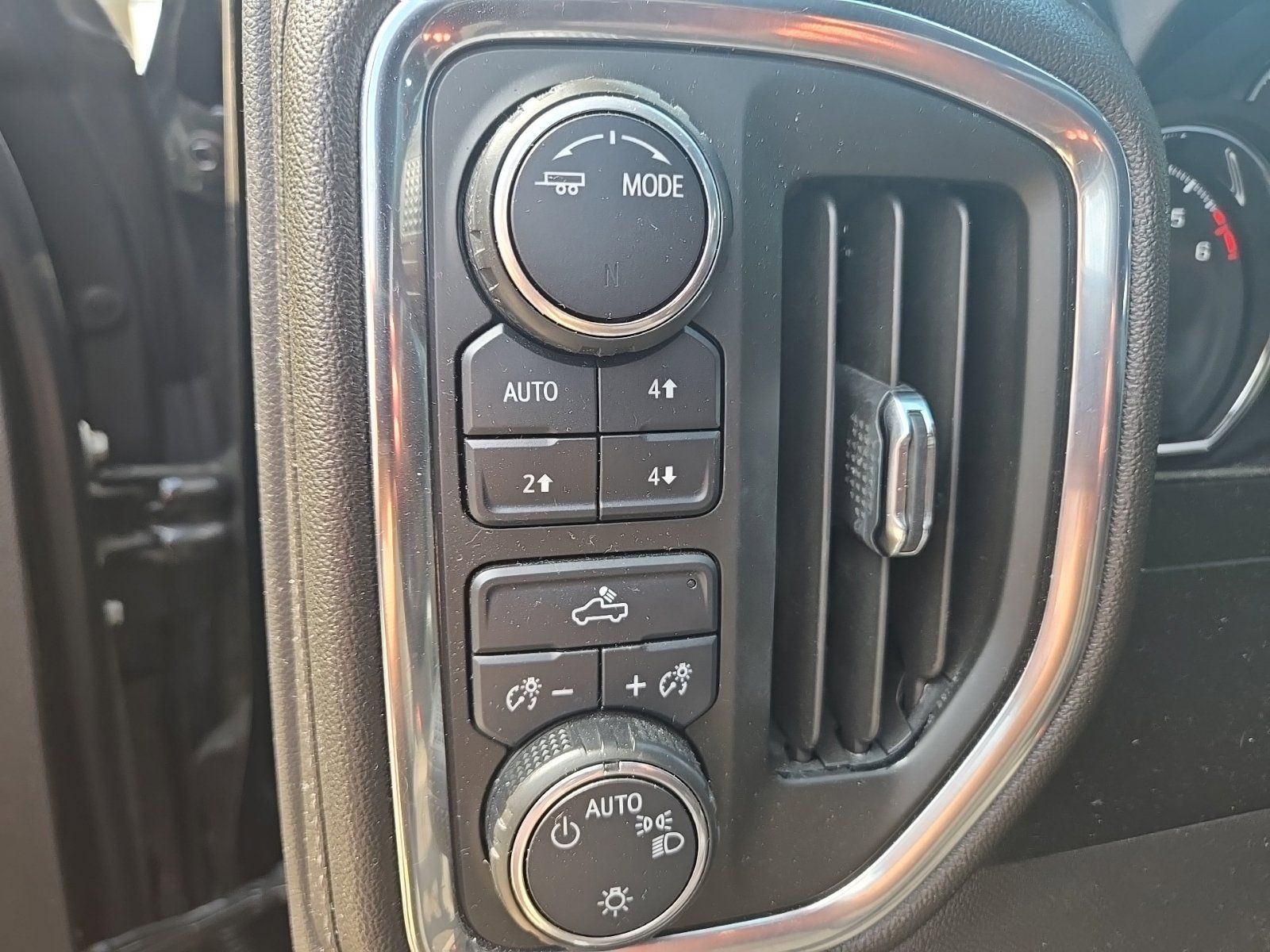 Used 2020 Chevrolet Silverado 1500 LT w/ Texas Edition AWD/4WD image 15