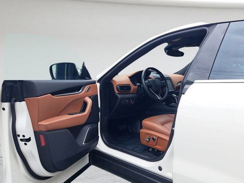 Used 2022 Maserati Levante GT AWD/4WD image 9