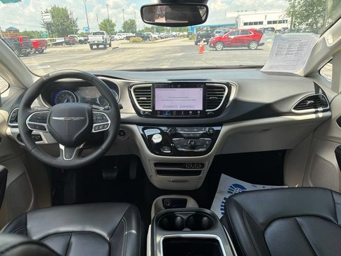 Used 2023 Chrysler Pacifica Touring-L FWD image 5
