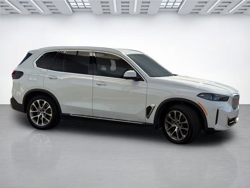 Used 2025 BMW X5 xDrive50e AWD/4WD image 3