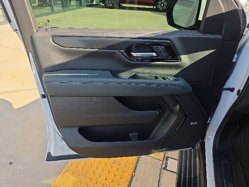 Used 2025 GMC Yukon XL AT4 w/ AT4 Premium Plus Package AWD/4WD image 12