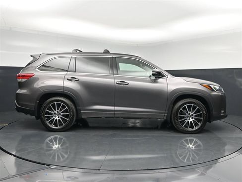 Used 2018 Toyota Highlander SE AWD/4WD image 4
