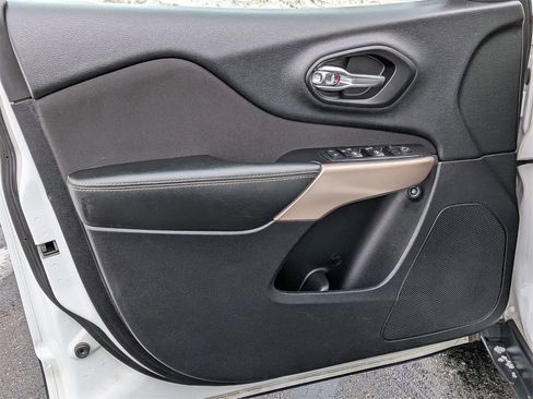 Used 2017 Jeep Cherokee Sport image 9