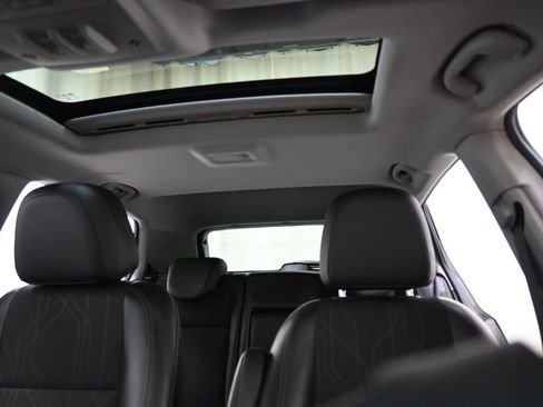 Used 2017 Chevrolet Trax LT w/ Sun & Sound Package AWD/4WD image 4