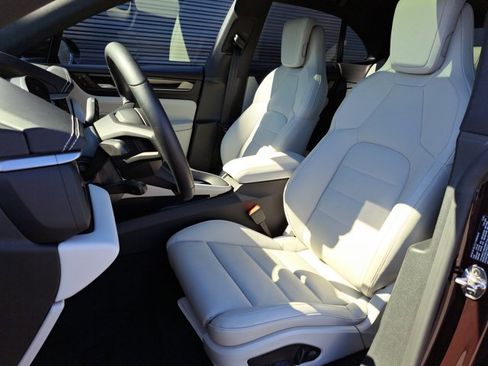 Certified 2025 Porsche Macan Electric image 5