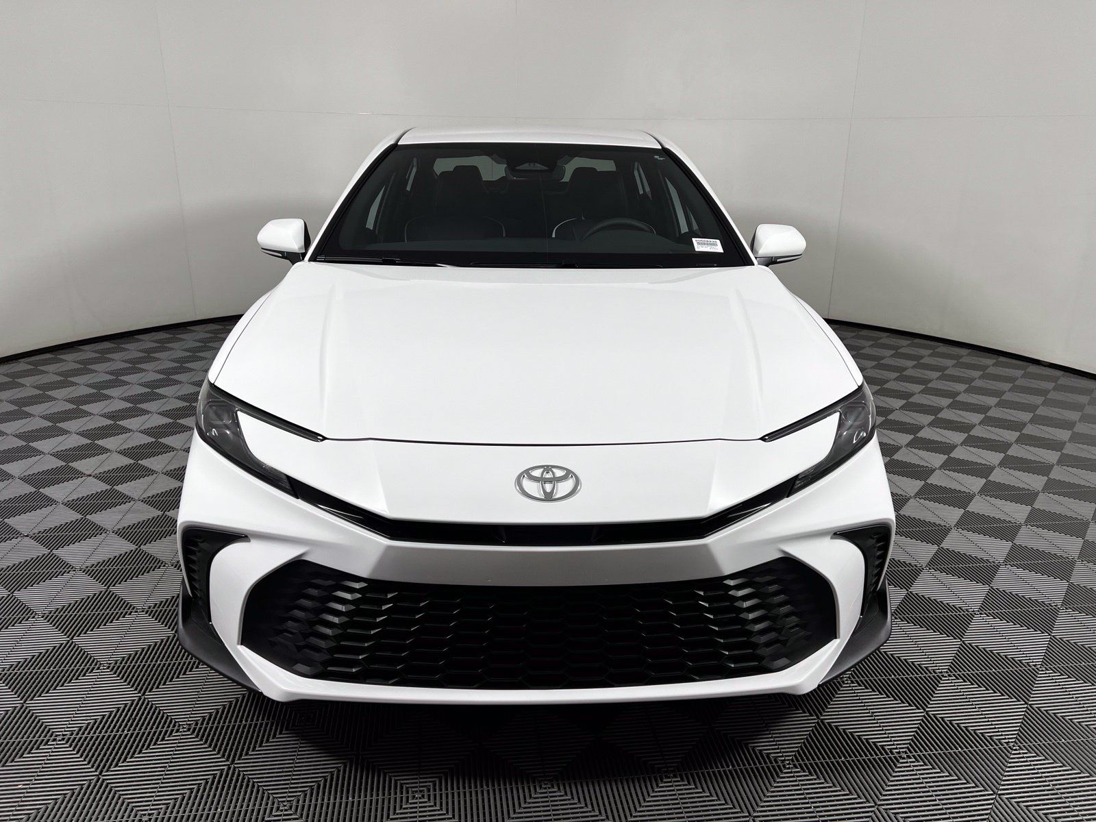 Used 2025 Toyota Camry SE w/ Convenience Package FWD image 2