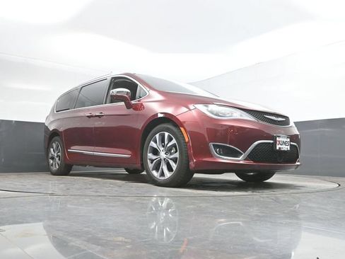 Used 2017 Chrysler Pacifica Limited FWD image 47
