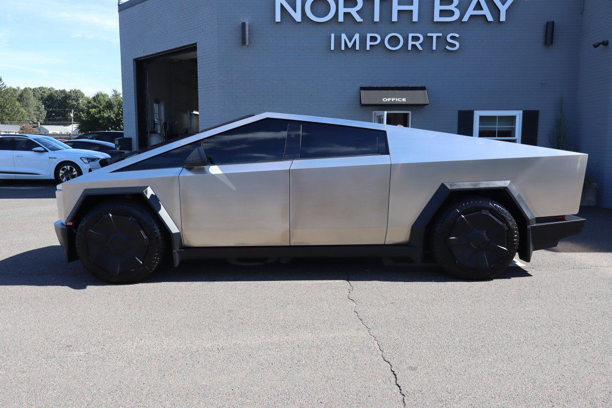Used 2024 Tesla Cybertruck AWD Crew Cab image 9
