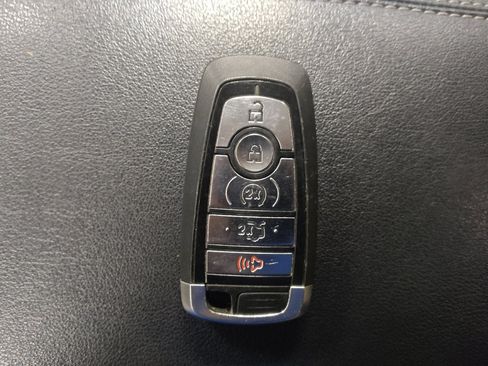 Used 2018 Ford Edge Titanium w/ Technology Package FWD image 32