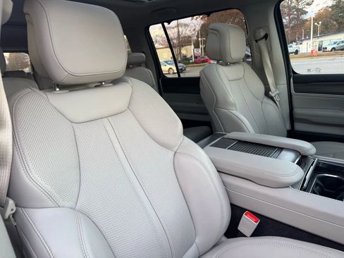 Used 2023 Jeep Wagoneer L Series III w/ Premium Group I image 10