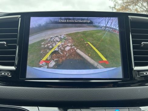 Used 2024 Chrysler Pacifica Touring-L image 14