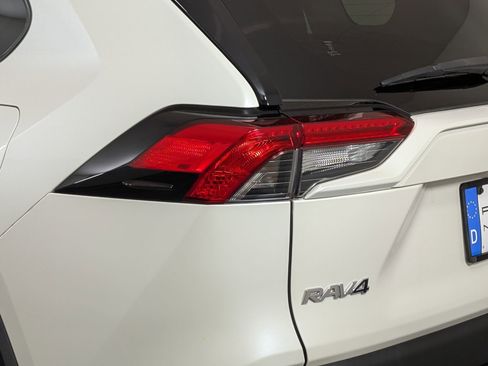 Used 2021 Toyota RAV4 XLE Premium image 15