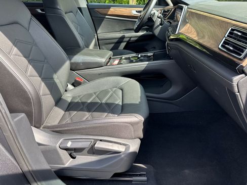 Used 2025 Volkswagen Atlas SE image 13