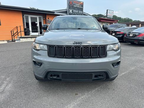 Used 2019 Jeep Grand Cherokee Laredo AWD/4WD image 2