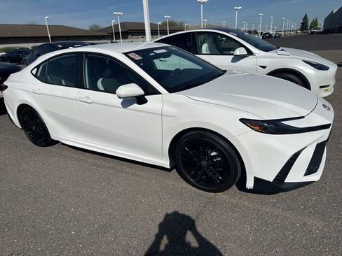 Used 2025 Toyota Camry SE image 3