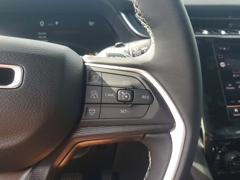 New 2025 Jeep Grand Cherokee Altitude image 13