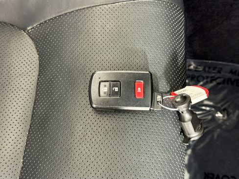 Used 2017 Toyota Land Cruiser image 44