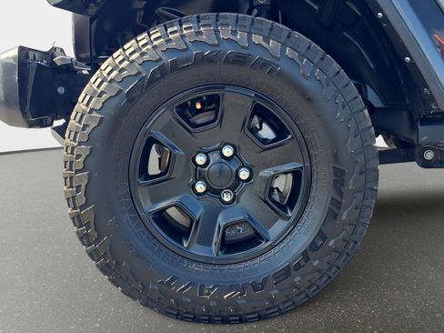 Used 2023 Jeep Gladiator Mojave AWD/4WD image 14