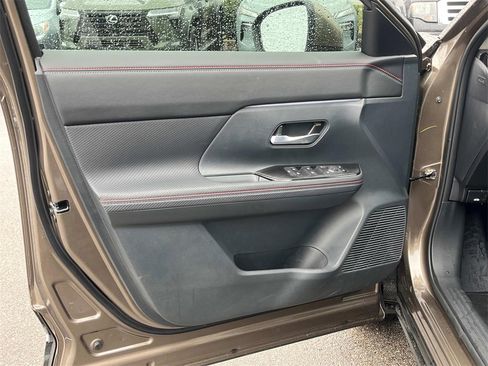 Certified 2025 Nissan Kicks SR image 31