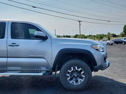 Used 2017 Toyota Tacoma TRD Off-Road w/ Tow Package AWD/4WD image 4