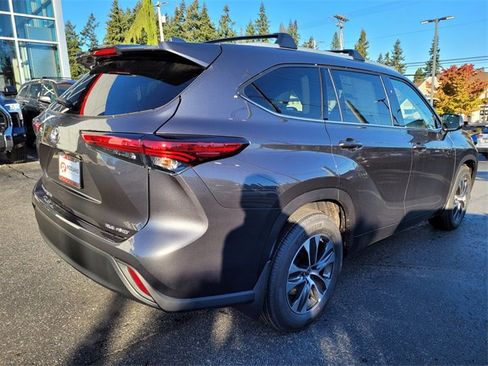 New 2022 Toyota Highlander XLE image 4