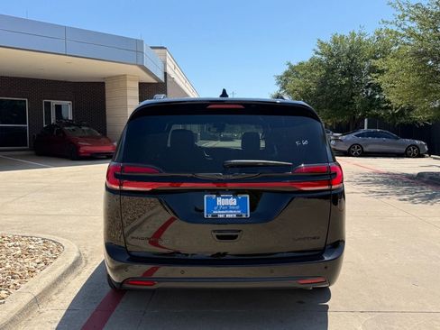 Used 2025 Chrysler Pacifica Limited FWD image 6