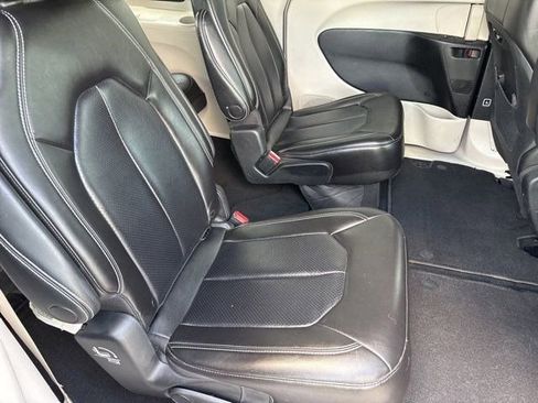 Used 2023 Chrysler Pacifica Touring-L FWD image 34