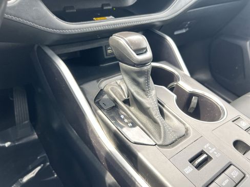 Used 2024 Toyota Highlander XLE AWD/4WD image 21