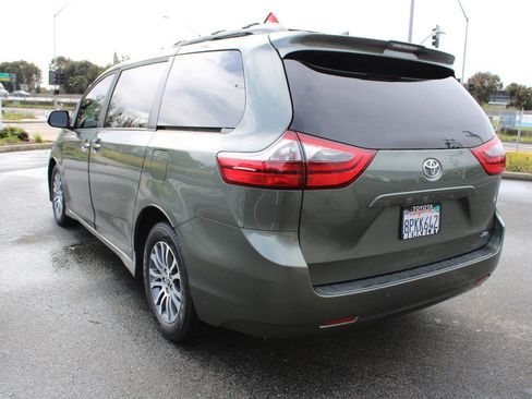 Used 2020 Toyota Sienna XLE w/ XLE Navigation Package image 6