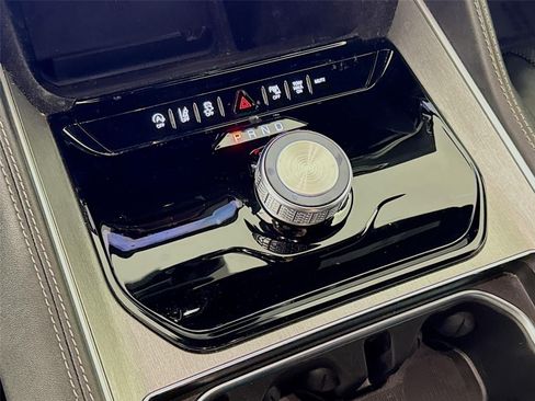Used 2025 Jeep Wagoneer 2WD image 18