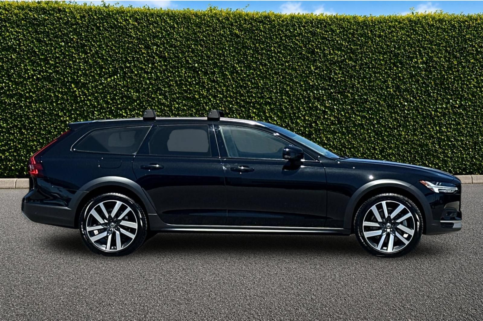Used 2025 Volvo V90 B6 Cross Country Ultra AWD/4WD image 3