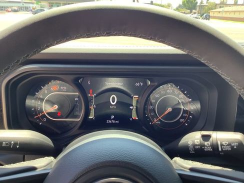 Used 2025 Jeep Wrangler Unlimited Rubicon w/ Convenience Group AWD/4WD image 14