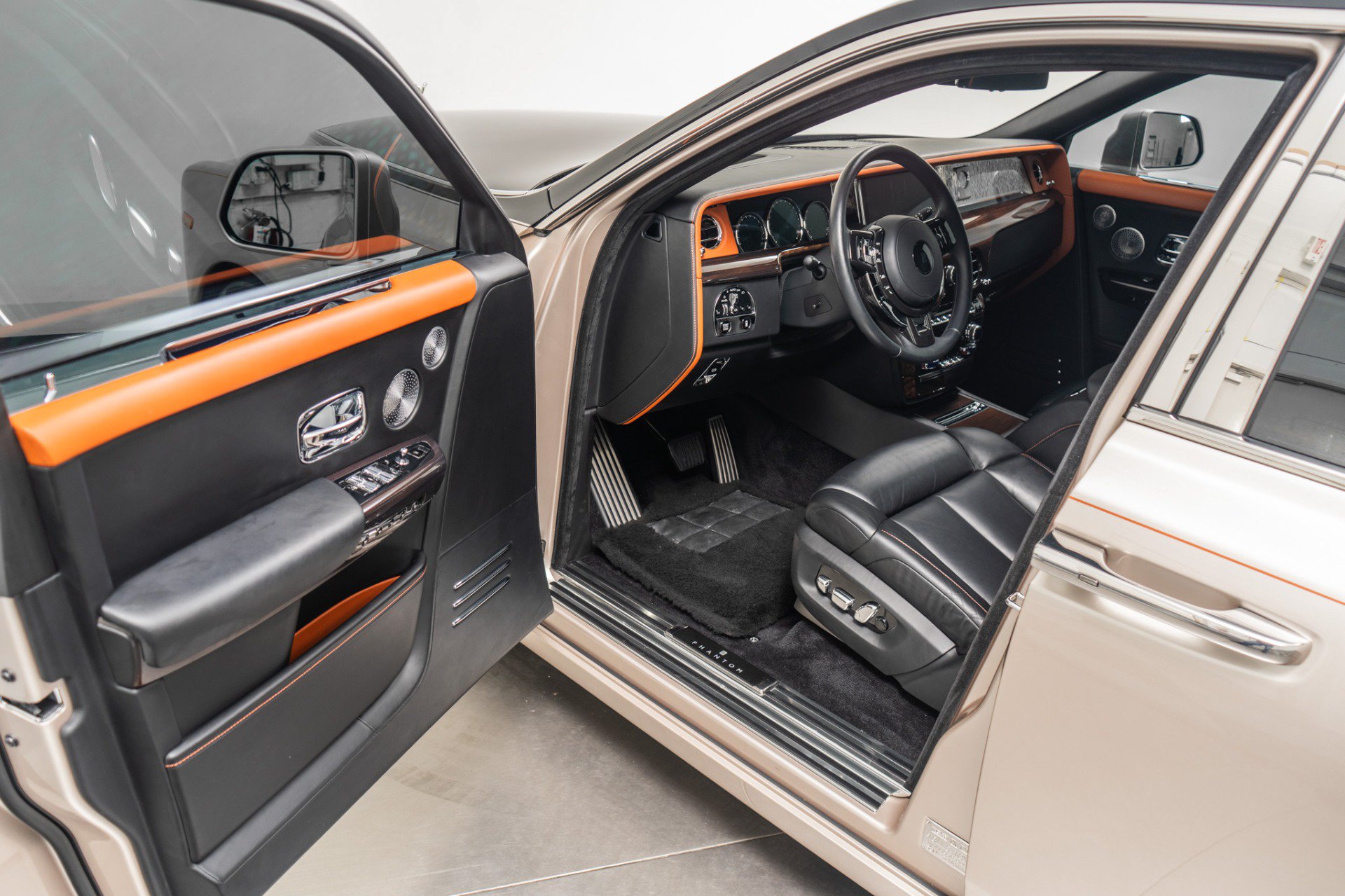 Used 2019 Rolls-Royce Phantom Sedan RWD image 23