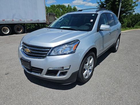 Used 2017 Chevrolet Traverse LT w/ Style and Technology Package FWD image 3