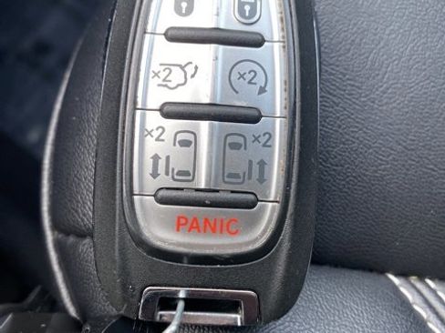 Used 2025 Chrysler Pacifica Select image 54