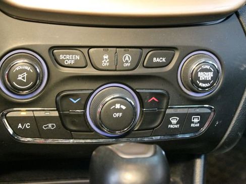 Used 2018 Jeep Cherokee Latitude w/ Cold Weather Group AWD/4WD image 21