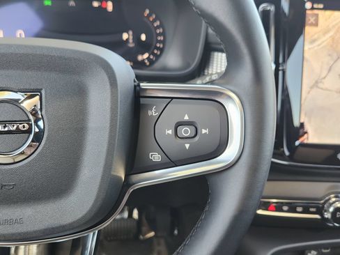 Used 2025 Volvo XC40 B5 Plus AWD/4WD image 18