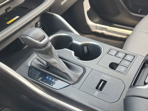 Used 2023 Toyota Highlander Bronze Edition FWD image 15