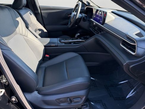 Used 2025 Toyota Crown Signia w/ Advanced Technology Package image 12