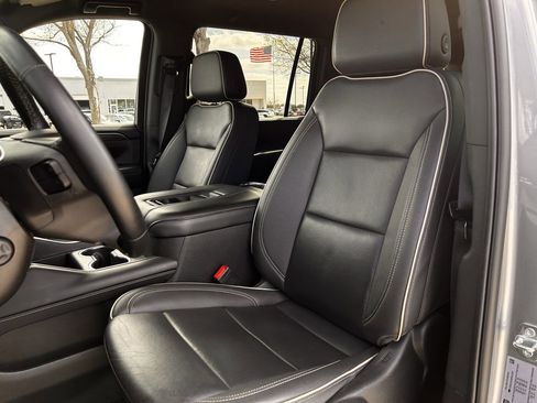 Used 2024 Chevrolet Suburban Premier image 27