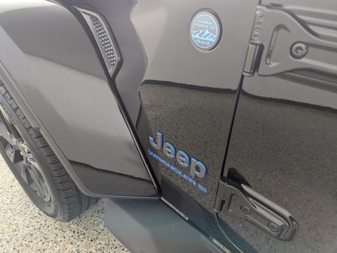 Used 2025 Jeep Wrangler Unlimited Sahara AWD/4WD image 17