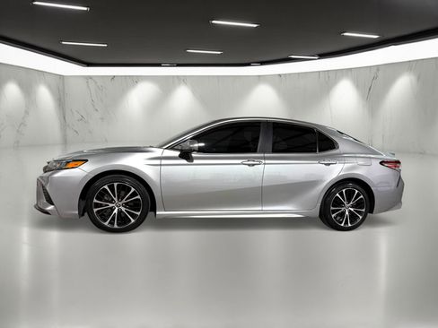 Used 2020 Toyota Camry SE image 2